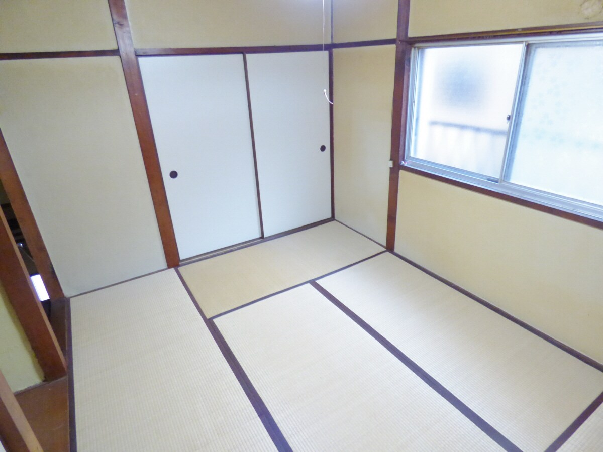 物件内観写真17　(明るい和室６帖)