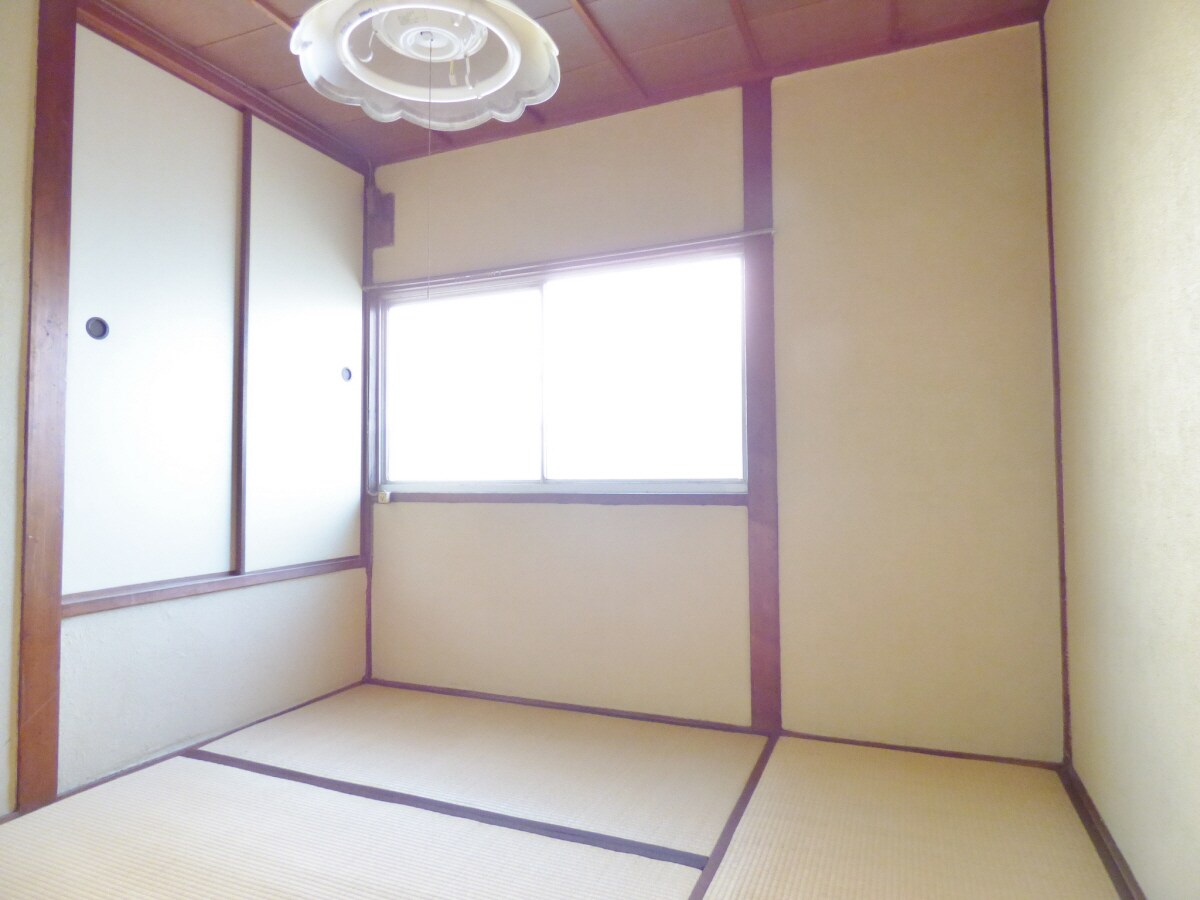 物件内観写真18　(明るい和室４．５帖)