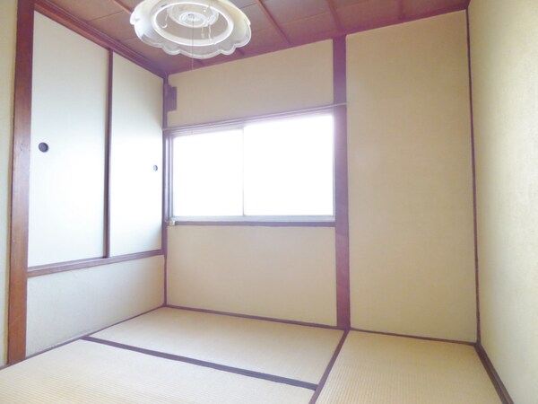 居室(明るい和室４．５帖)