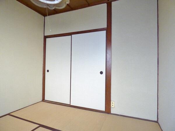 居室(明るい和室４．５帖)