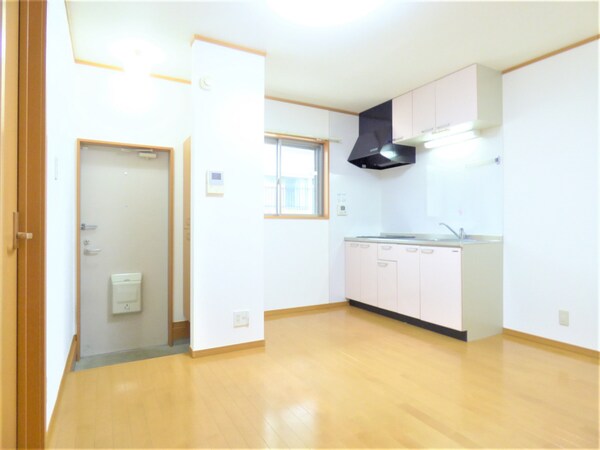 居室(窓付ダイニングで明るいです)