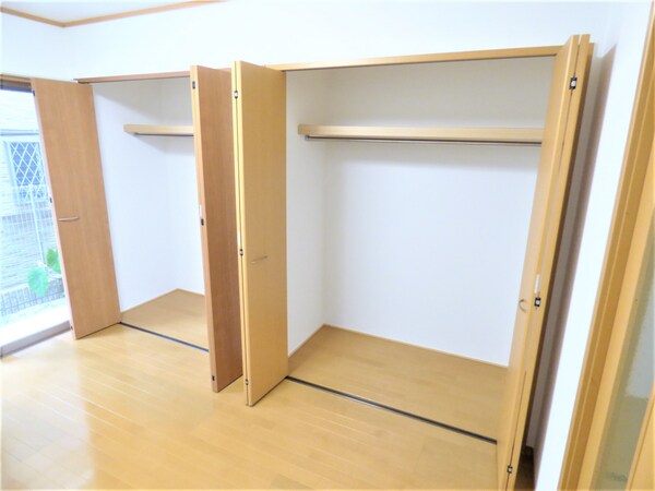収納(壁一面の大型クローゼット)