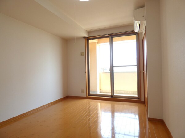 居室(キレイなフローリング)