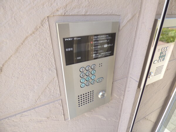 エントランス(安心のオートロック完備)