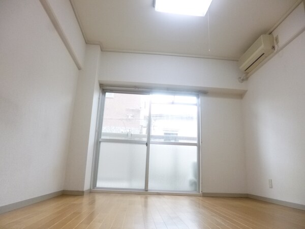 居室(明るい洋室)