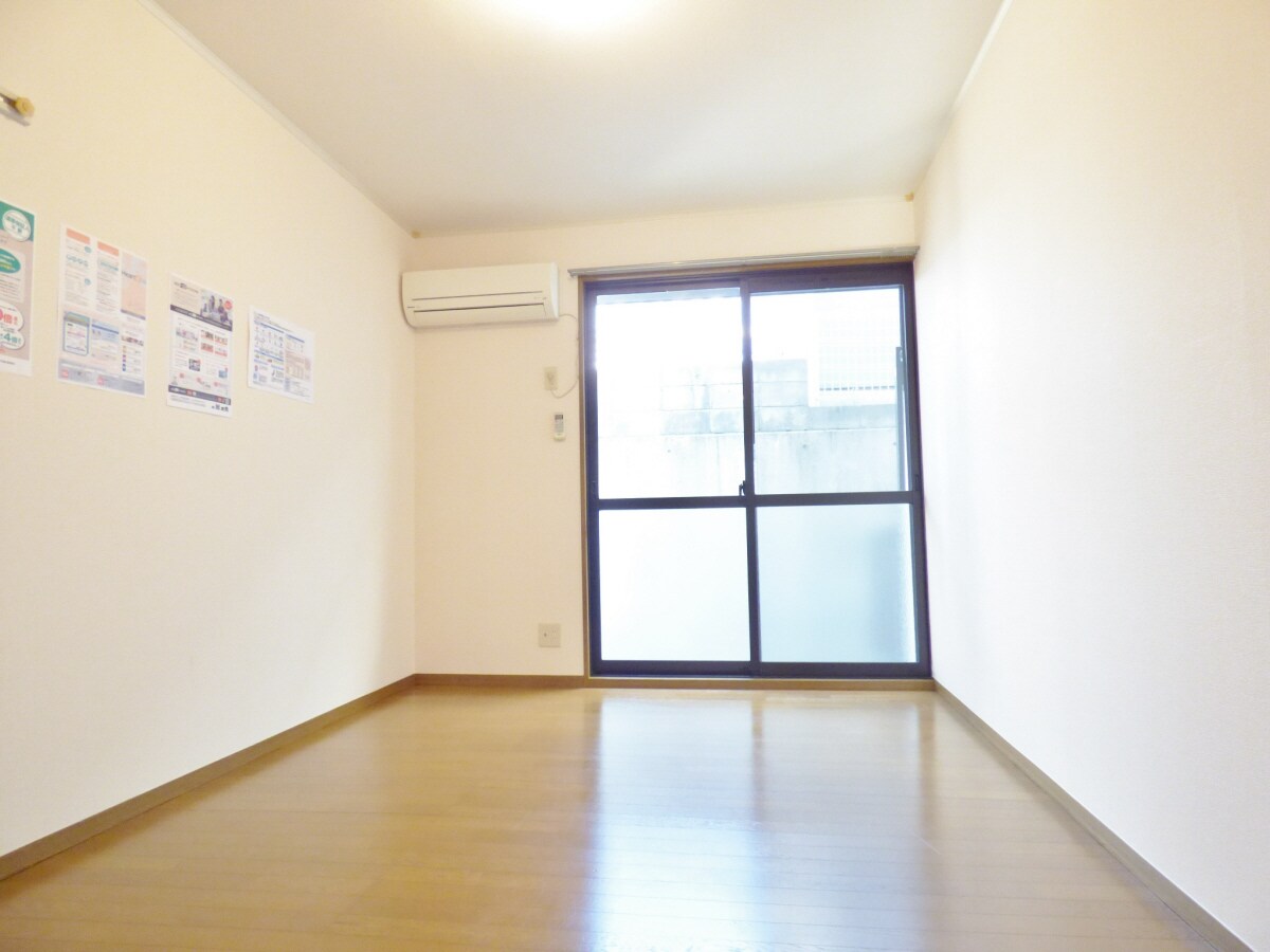 物件内観写真4　(明るい洋室６帖)