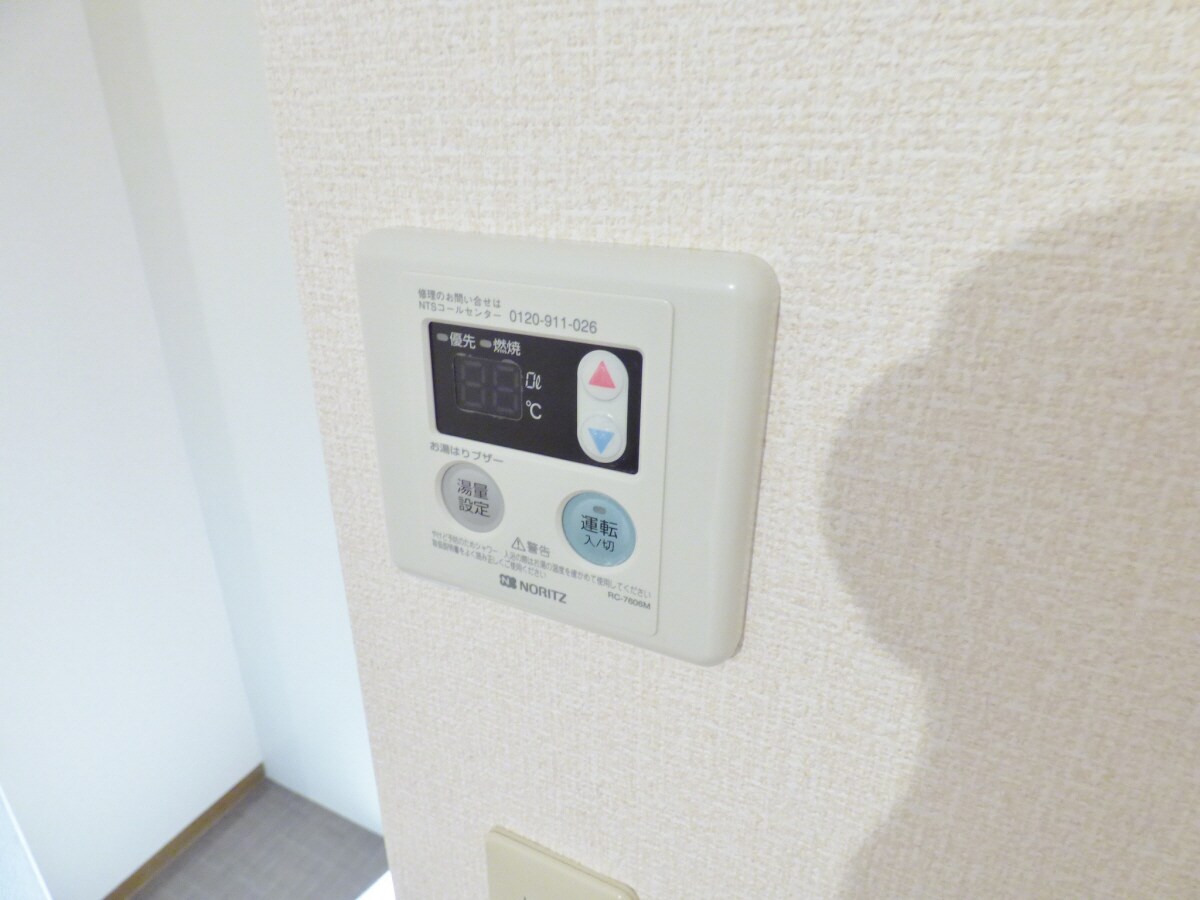 物件内観写真19　(給湯器リモコン)