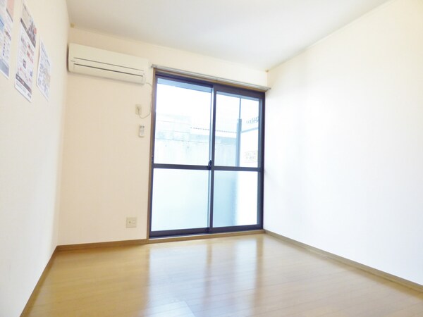 居室(明るい洋室６帖)