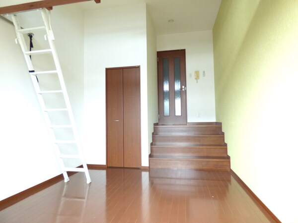 居室(室内に階段のあるオシャレな洋室)