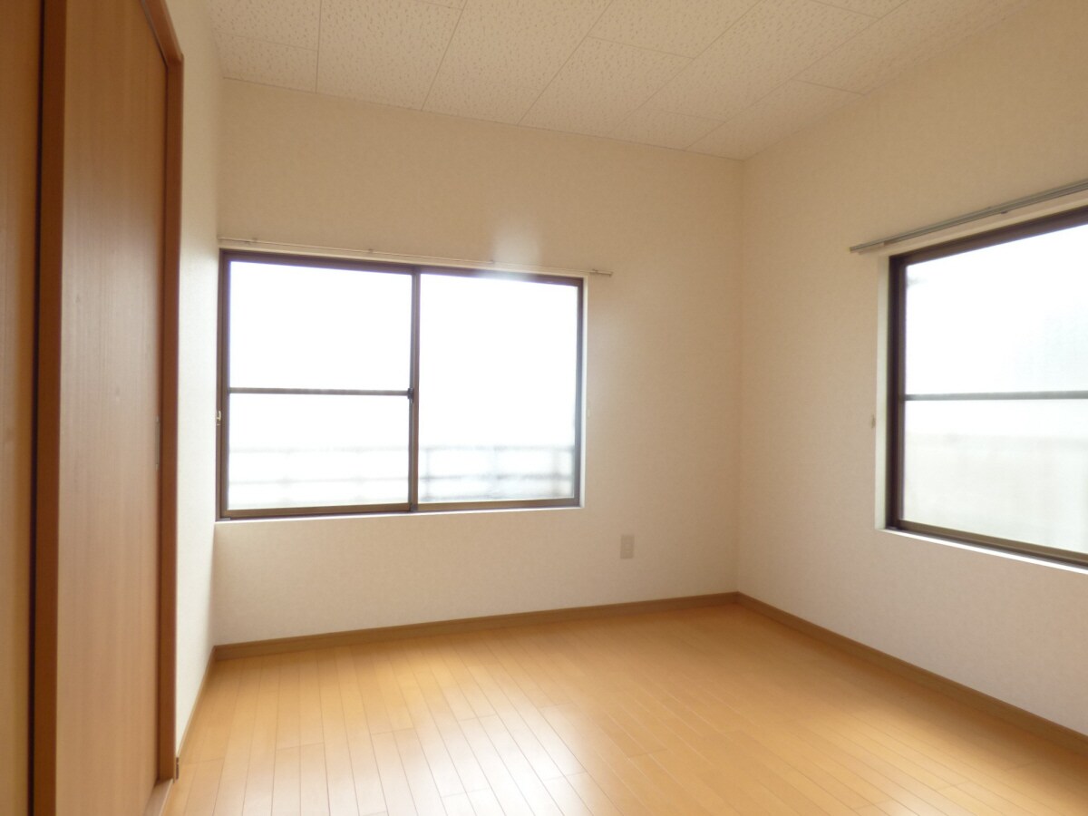 物件内観写真9　(木目調のキレイなフローリング)