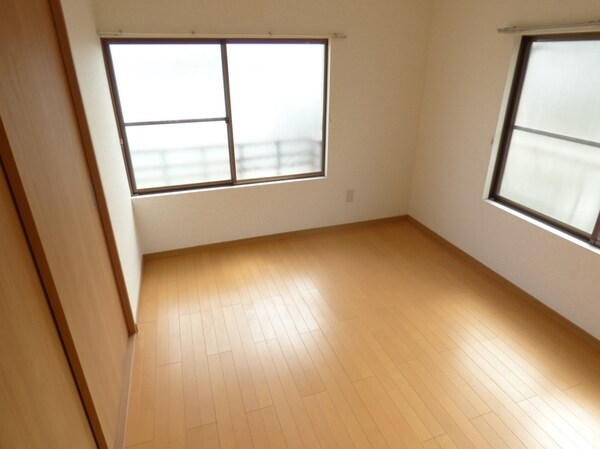 居室(２面採光で明るい洋室)