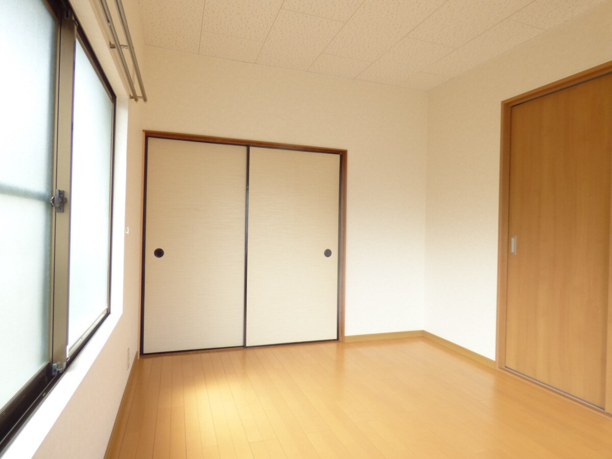 物件内観写真18　(木目調のキレイなフローリング)