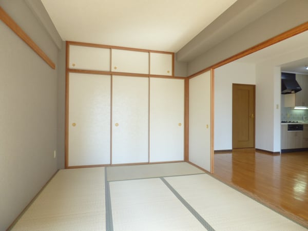 居室(アクセントクロスがオシャレな和室)