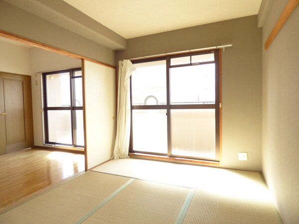 居室(明るい和室)