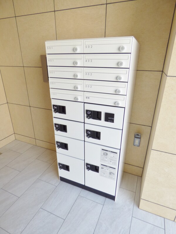 エントランス(荷物がいつ届いても安心の宅配ボックス)