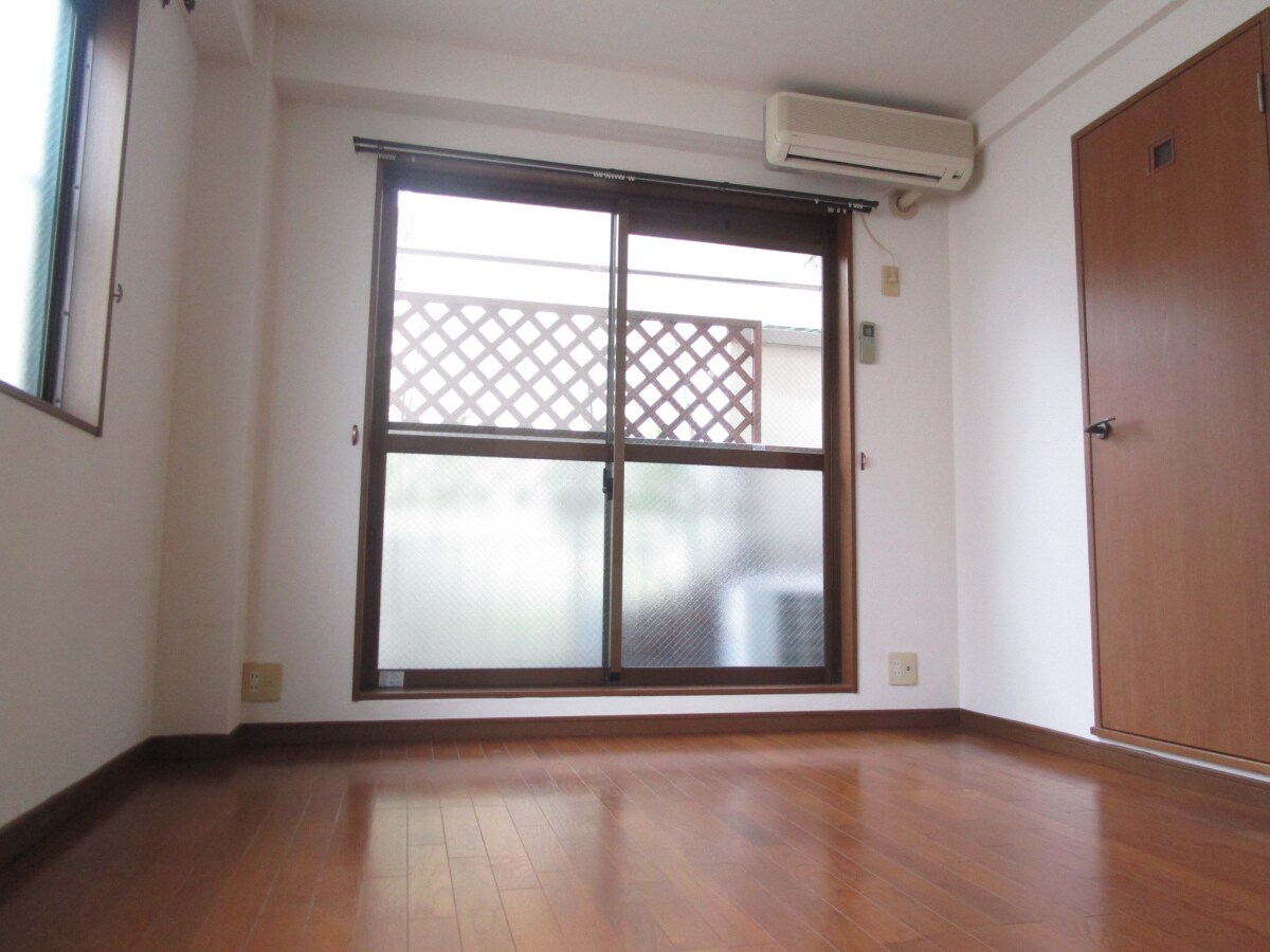 物件内観写真3　(２面採光で明るい洋室)