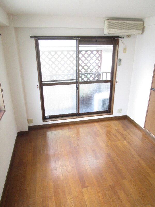 居室(キレイなフローリング)