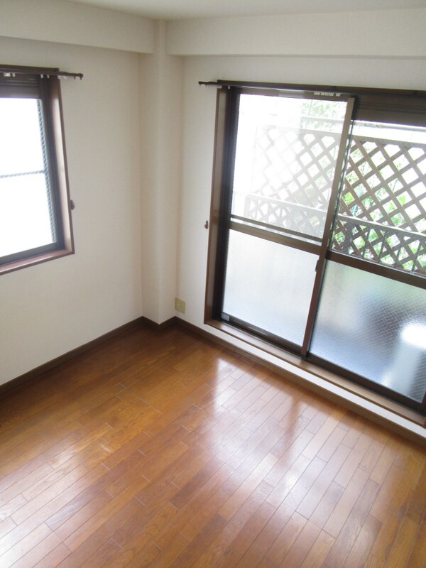 居室(２面採光で明るい洋室)