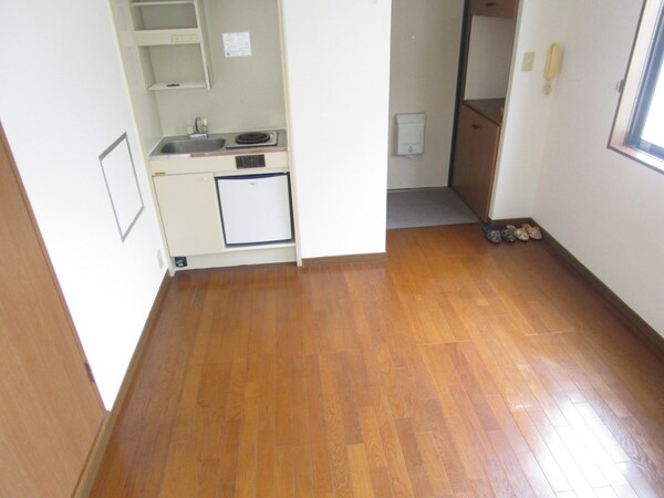 居室(明るい洋室)