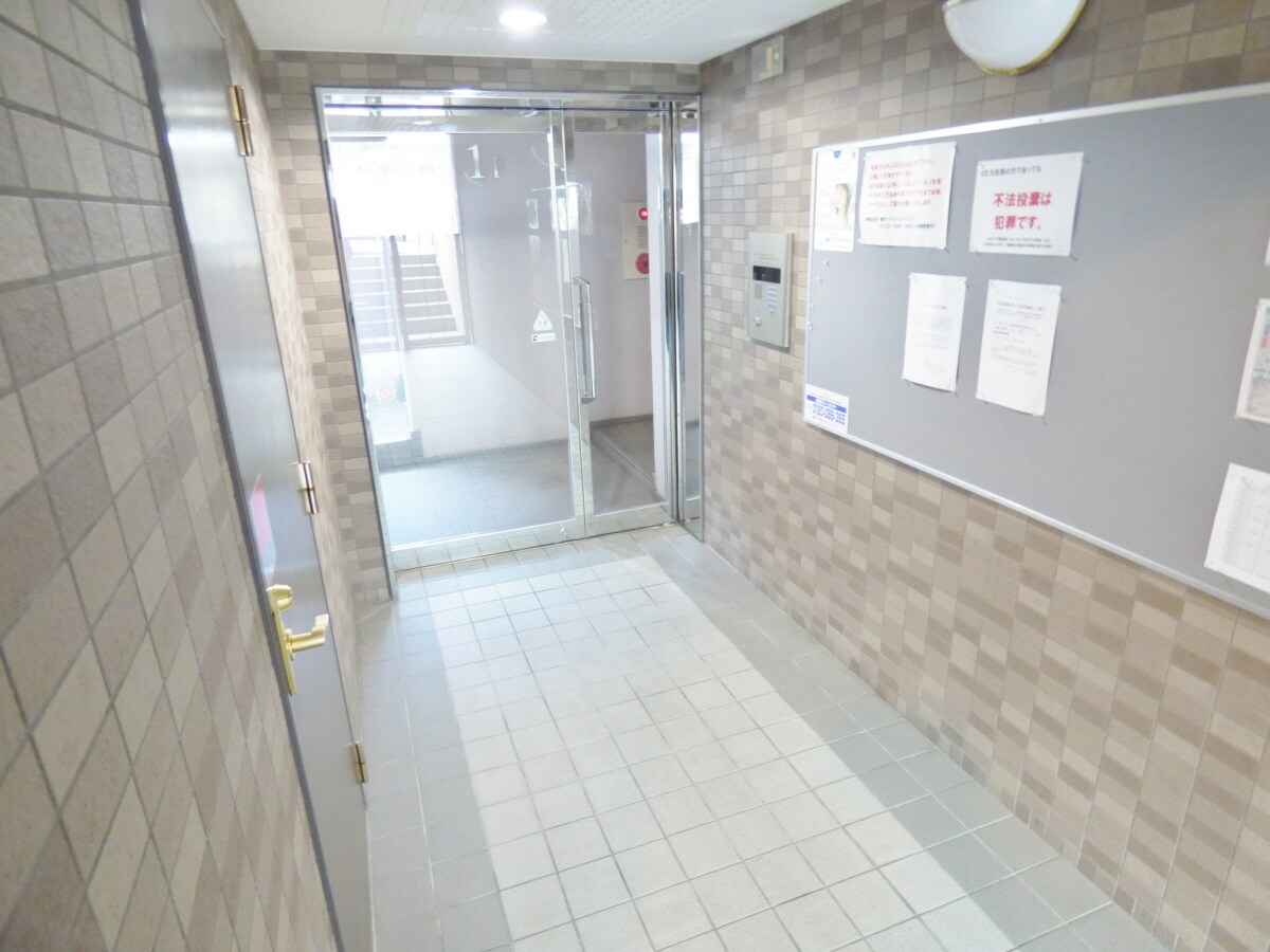 物件外観写真2　(オートロック完備のオシャレなエントランス)