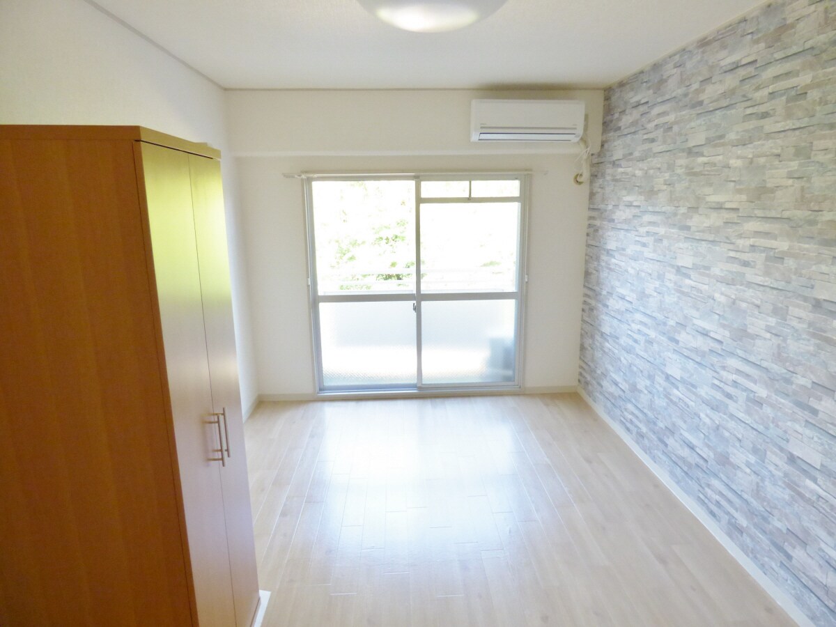 物件内観写真5　(アクセントクロスがオシャレな洋室)