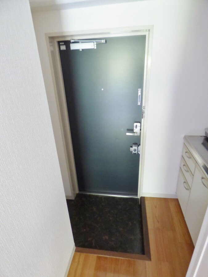 物件内観写真14　(キレイな玄関)