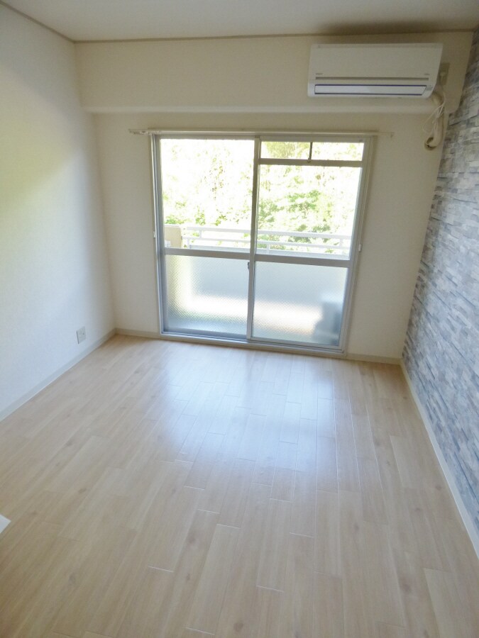 物件内観写真24　(明るい洋室)