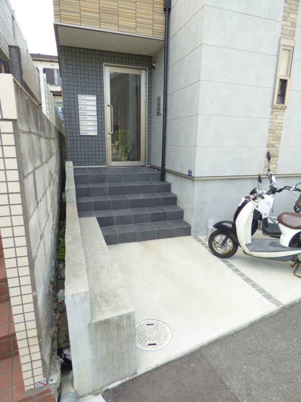 エントランス(安心のオートロック完備)