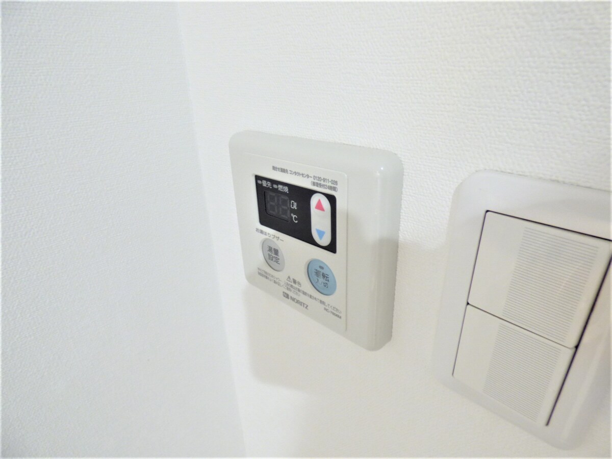 物件内観写真16　(給湯器リモコン)