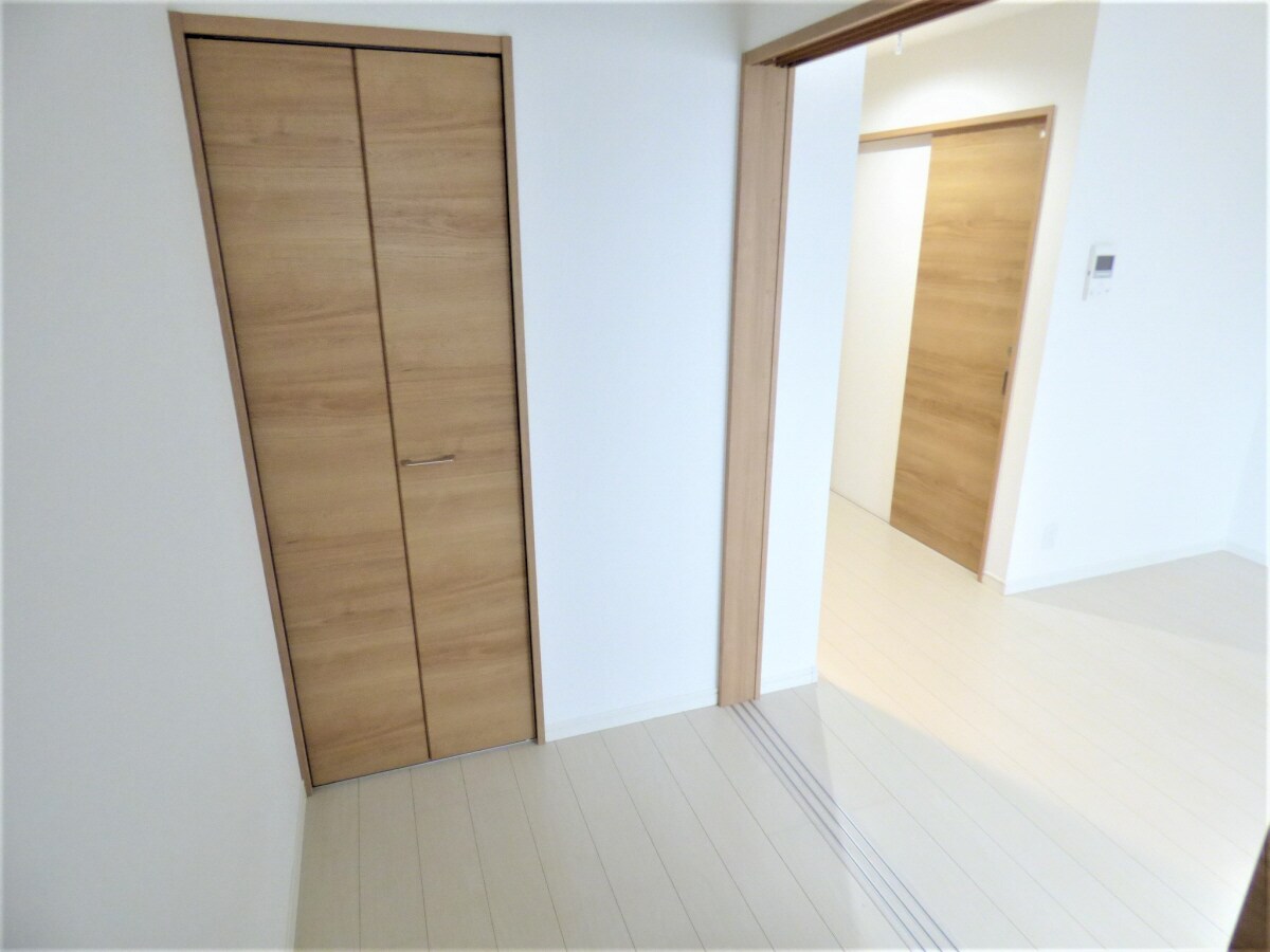 物件内観写真24　(白を基調とした明るいフローリング)