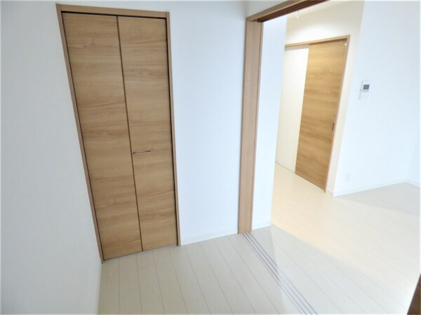 居室(白を基調とした明るいフローリング)