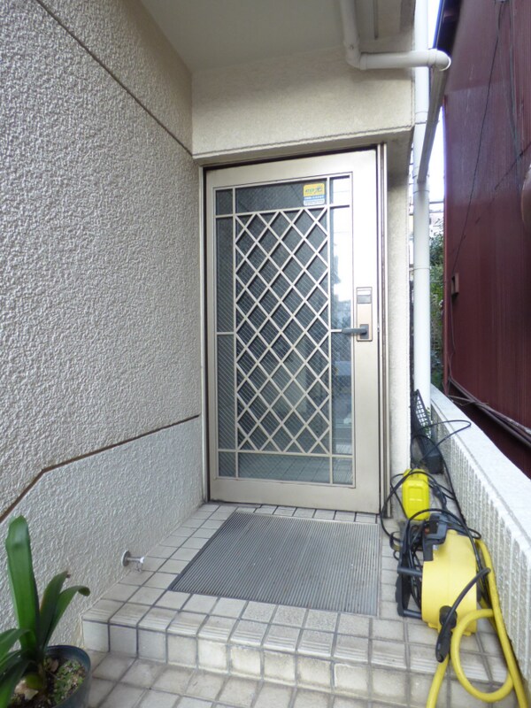 エントランス(カードキーのオートロック完備)