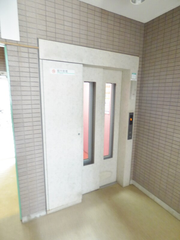 エントランス(エレベーター完備)