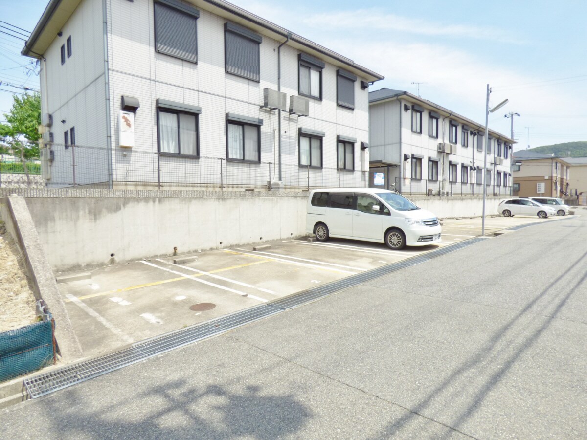 物件外観写真2　(駐車場１台分無料)