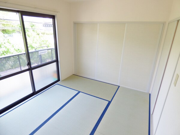 居室(明るい和室)