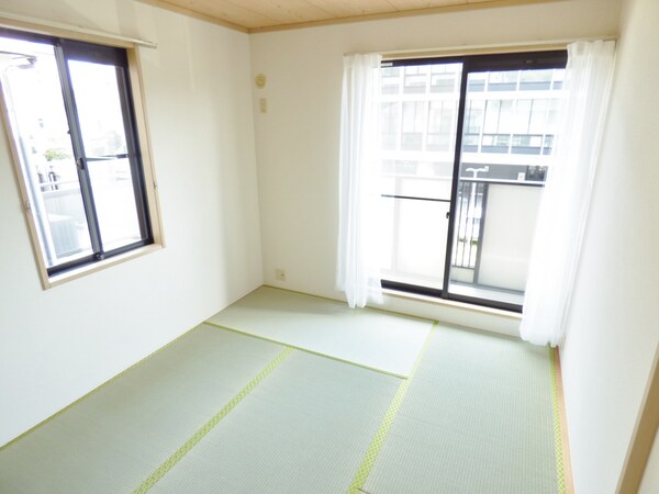居室(２面採光の明るい和室)