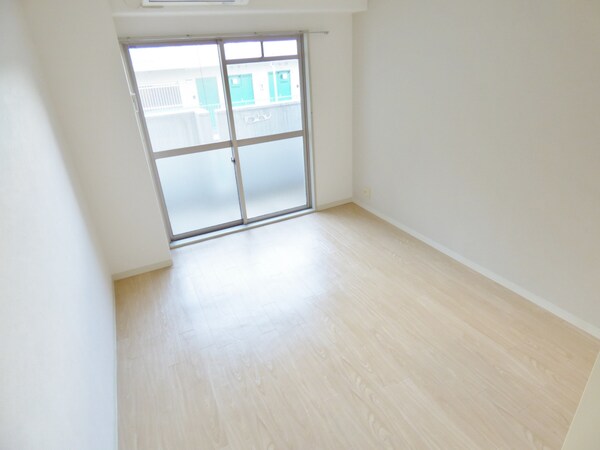 居室(白いフローリングで明るい洋室)