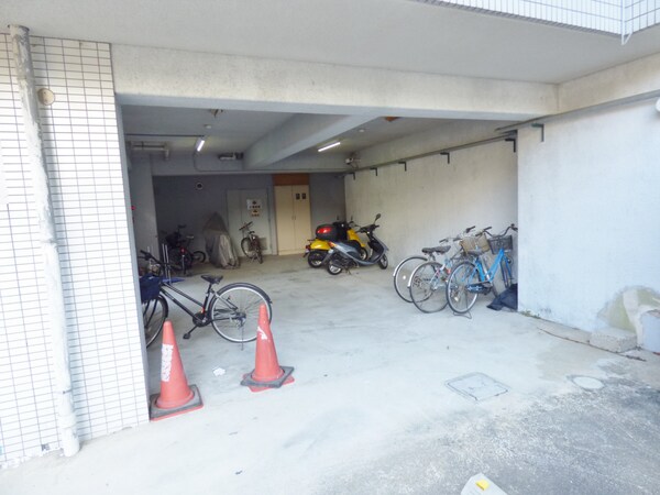 エントランス(大型バイクも駐輪ＯＫ)