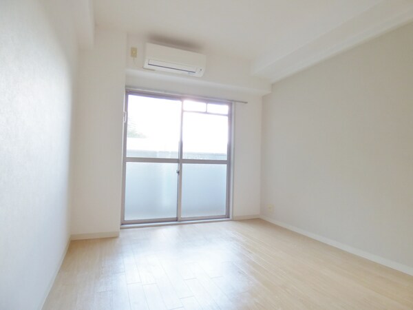 居室(キレイなフローリング)