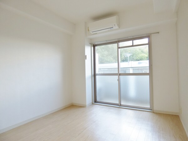 居室(明るい洋室)