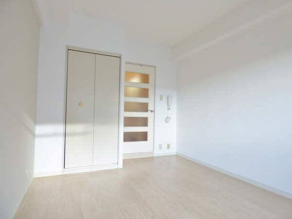 居室(明るい洋室)