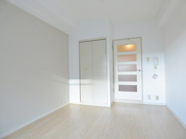 居室(キレイな洋室)