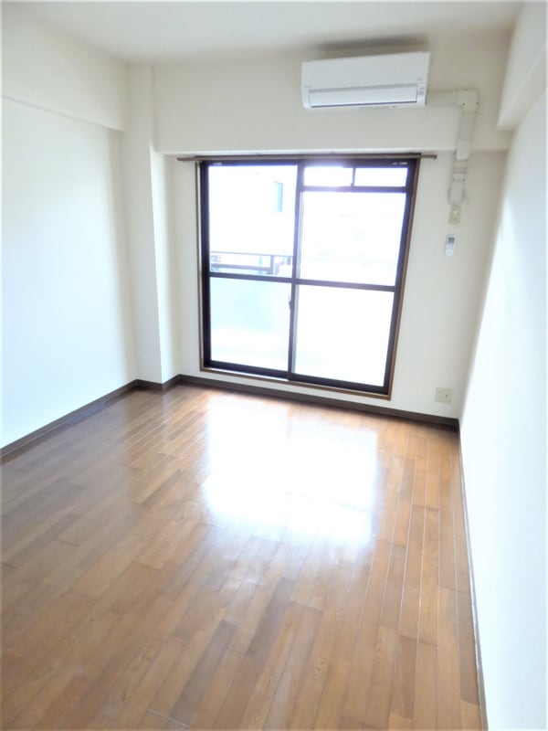 居室(広々とした明るい洋室)