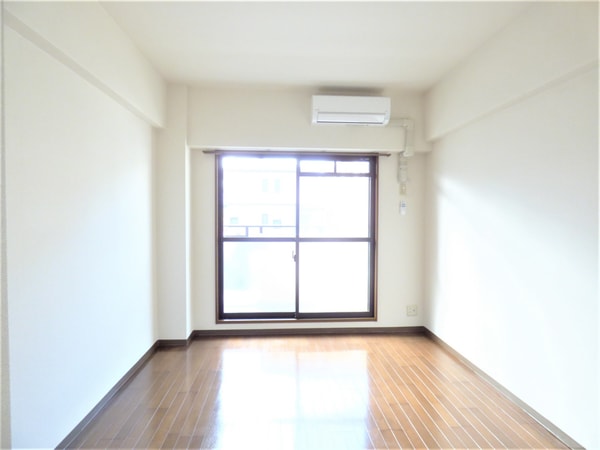 居室(広々とした明るい洋室)