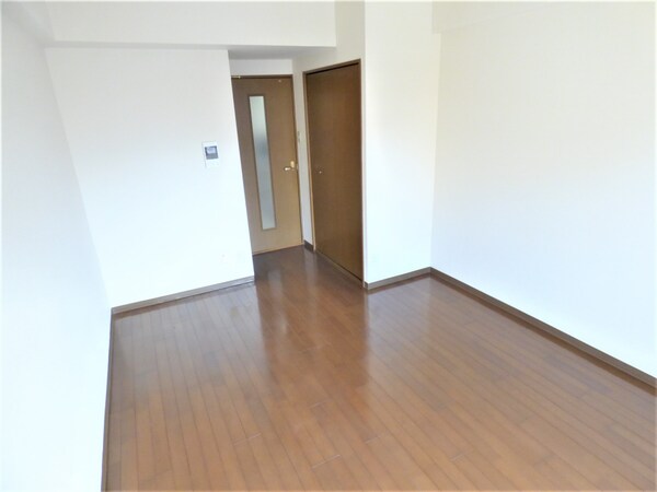 居室(キレイなフローリング)