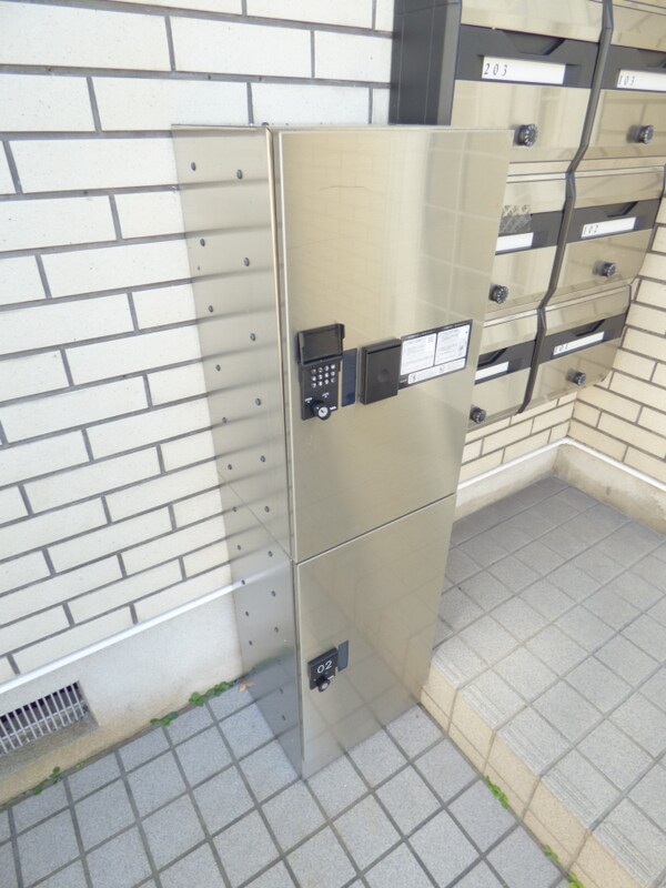 エントランス(荷物がいつ届いても安心の宅配ボックス)