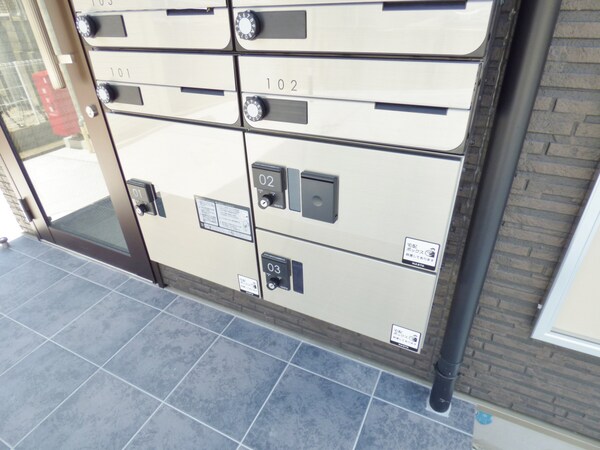 エントランス(荷物がいつ届いても安心の宅配ボックス)