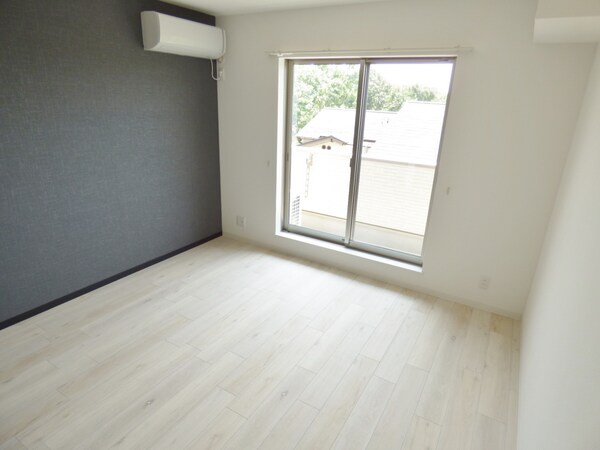 居室(アクセントクロスがオシャレな洋室)