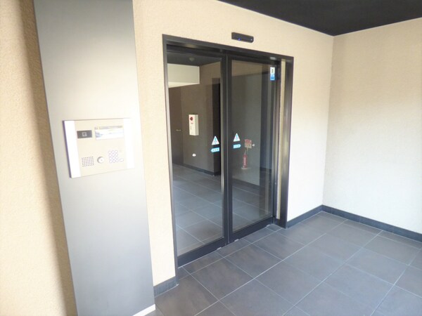 エントランス(安心のオートロック完備)