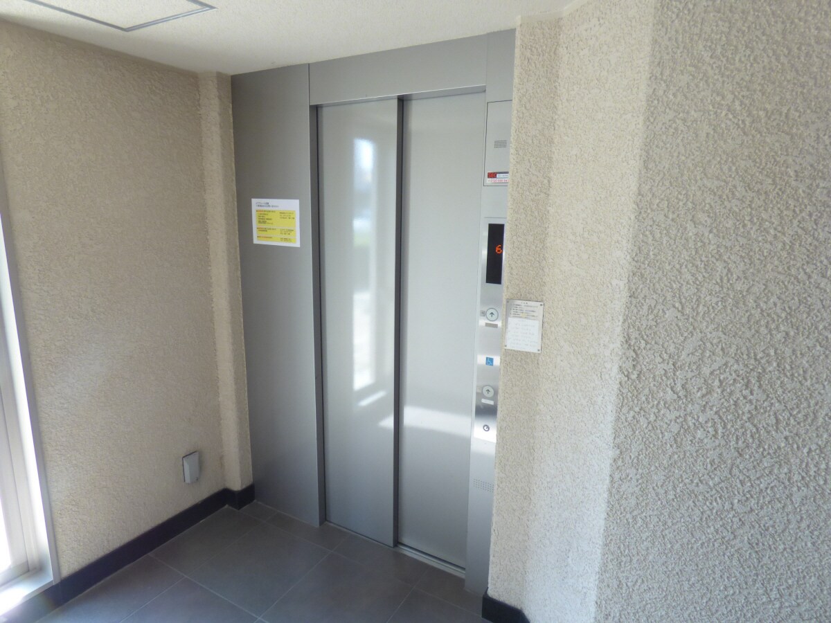 物件外観写真3　(エレベーター完備)